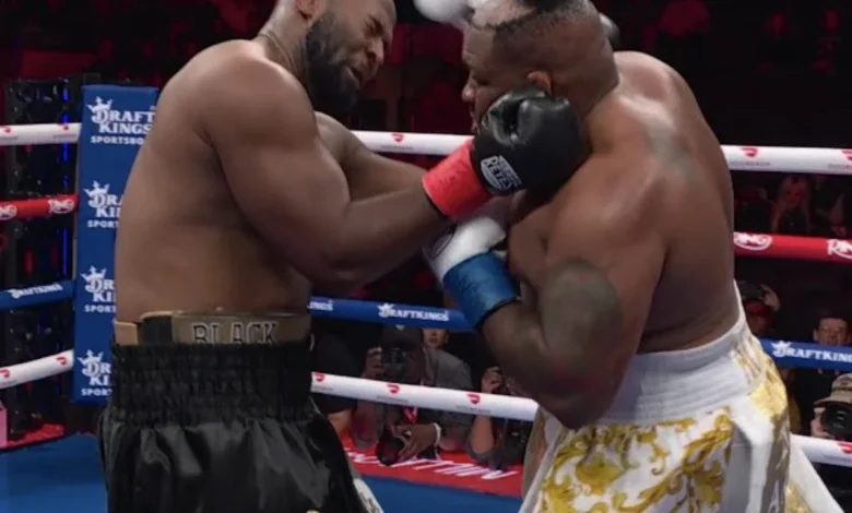 Heavyweight boxer loses hair during fight, throws toupee in crowd