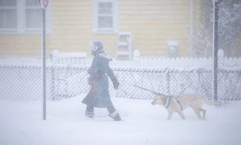 Hundreds of thousands without power as blizzard batters Massachusetts