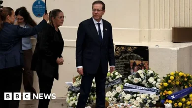 Israeli president lays wreath at Bondi at start of controversial visit