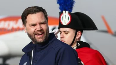 J. D. Vance a Milano, la giornata del vicepresidente Usa tra lusso e diplomazia: corteo da 45 auto, quattro piani «bloccati» in hotel e il tifo per l'hockey