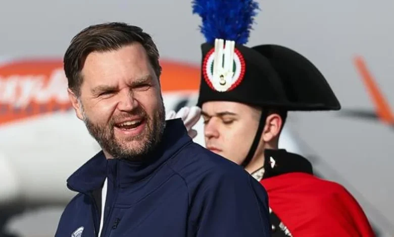 J. D. Vance a Milano, la giornata del vicepresidente Usa tra lusso e diplomazia: corteo da 45 auto, quattro piani «bloccati» in hotel e il tifo per l'hockey