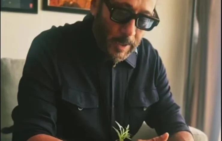 Jackie Shroff pays homage to Nutan with ‘Woh Chand Khila Woh Taare’ on death anniversary