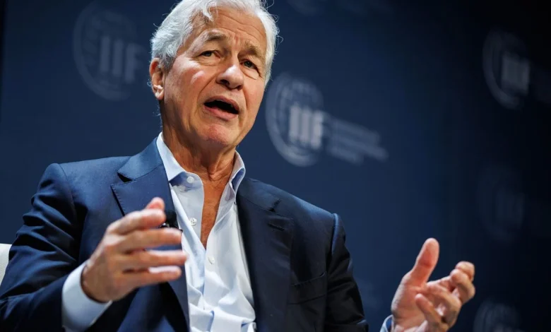 Jamie Dimon Sees Parallel to Pre-Crisis Era as Rivals Do ‘Dumb Things’