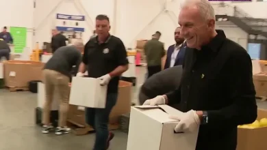 Joe Montana serves the hungry with a game-day beer