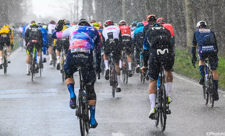 LIVESTREAM (10.15 uur): Het is zover! Het peloton maakt zich op voor "natte en winderige" Omloop Nieuwsblad