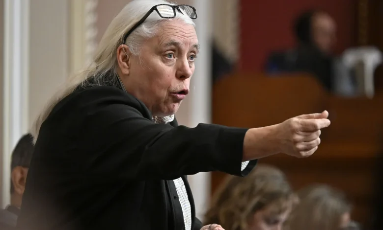 L’affaire d’un coiffeur condamné à verser 500$ à une personne non binaire fait réagir à Québec