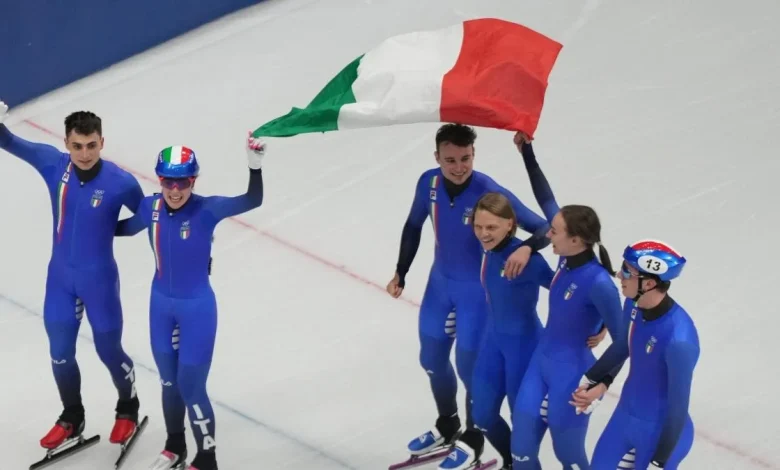 Le Olimpiadi Invernali 2026, in diretta: short track, staffetta mista d'oro; Arianna Fontana ai quarti nei 500 m; fondo, italiani ko nella sprint; combinata, Goggia cade nella libera, Pirovano terza