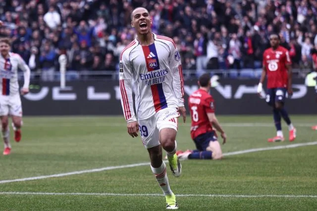 Le premier but de Noah Nartey avec l'OL contre le LOSC en vidéo