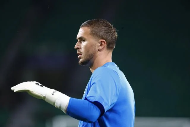 Les compositions du Classique : le PSG avec Safonov mais sans Kvaratskhelia, De Lange et Pavard titulaires pour l'OM