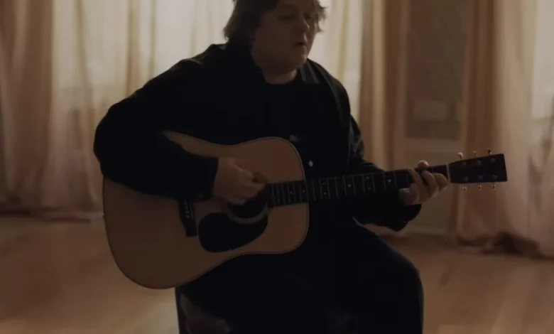 Lewis Capaldi – Survive: A Deeply Emotional and Introspective Single