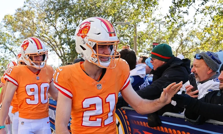 Lightning wear Bucs uniforms, Bruins dress as Patriots for outdoor game