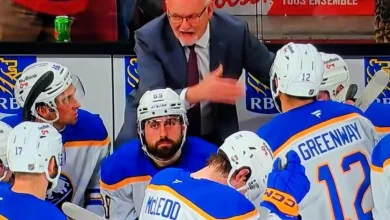 Lindy Ruff perd patience en plein match contre le Canadien.