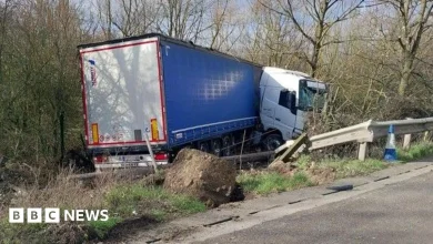 M25 lane still shut after crash damages power cables