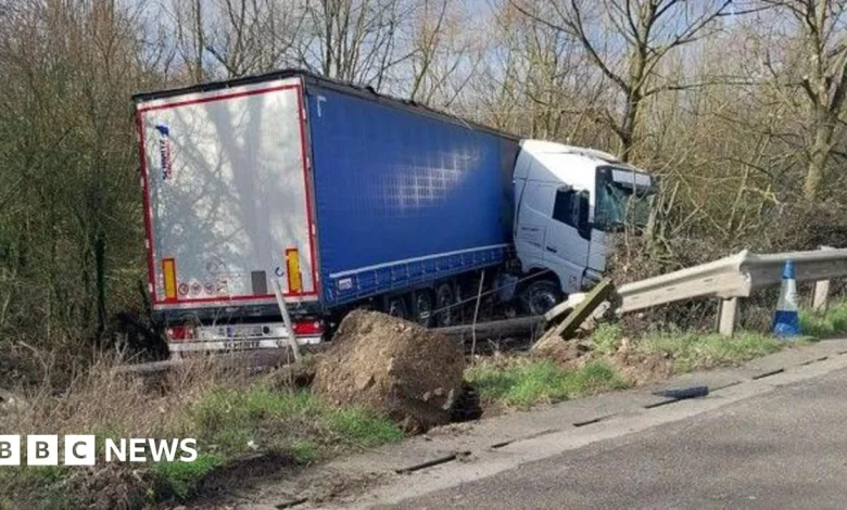 M25 lane still shut after crash damages power cables