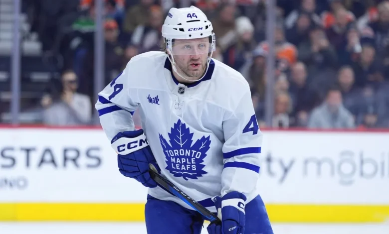 Maple Leafs' Rielly exits vs. Canucks with upper-body injury