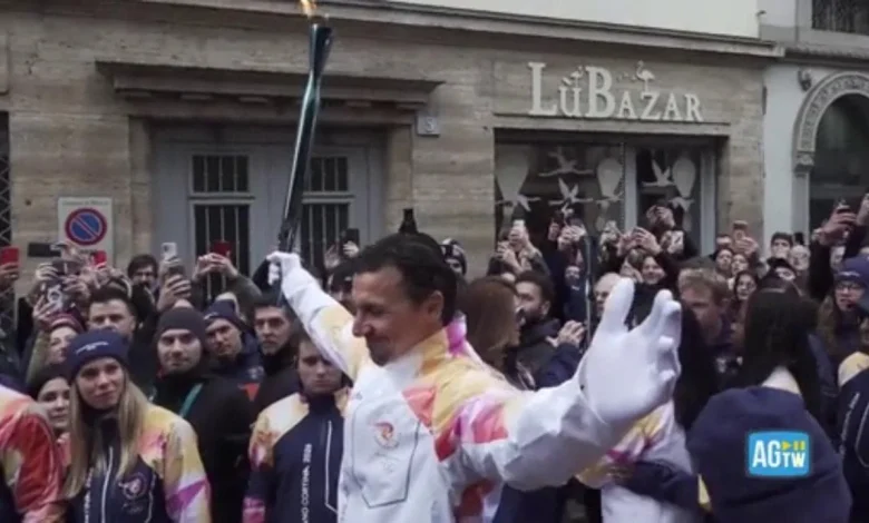 Milano Cortina, Ibrahimovic tedoforo accende la fiaccola con la sua esultanza