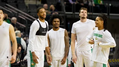 Minnesota leads Oregon 22-17 at halftime of a Big Ten basketball game