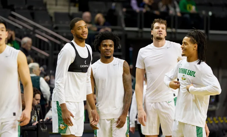 Minnesota leads Oregon 22-17 at halftime of a Big Ten basketball game