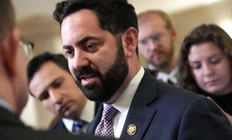 N.Y. Republican met with jeers over ICE tactics during town hall in swing district : NPR