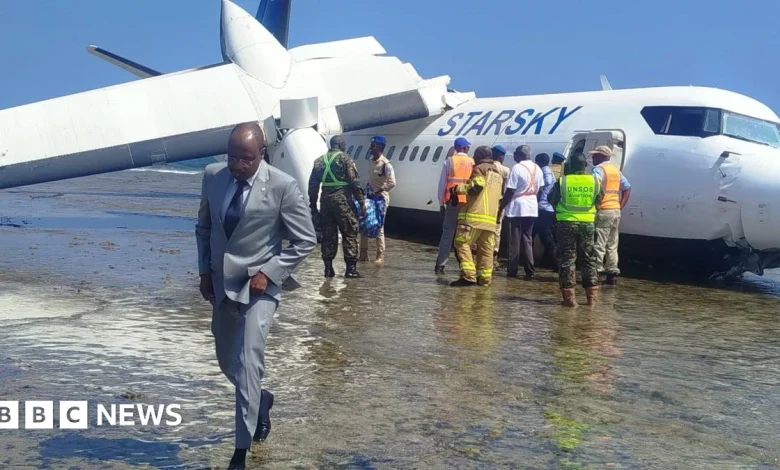 Pilot praised after crash-landing faulty Somali passenger plane on seashore