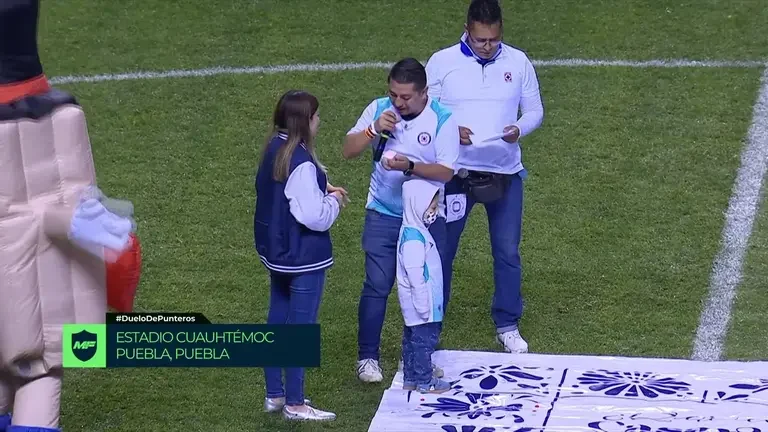 Propuesta de matrimonio en plena cancha durante el Cruz Azul vs. Chivas