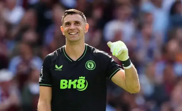 Quién es el nuevo compañero de Dibu Martínez en Aston Villa: el refuerzo que pasó por tres clubes en un día