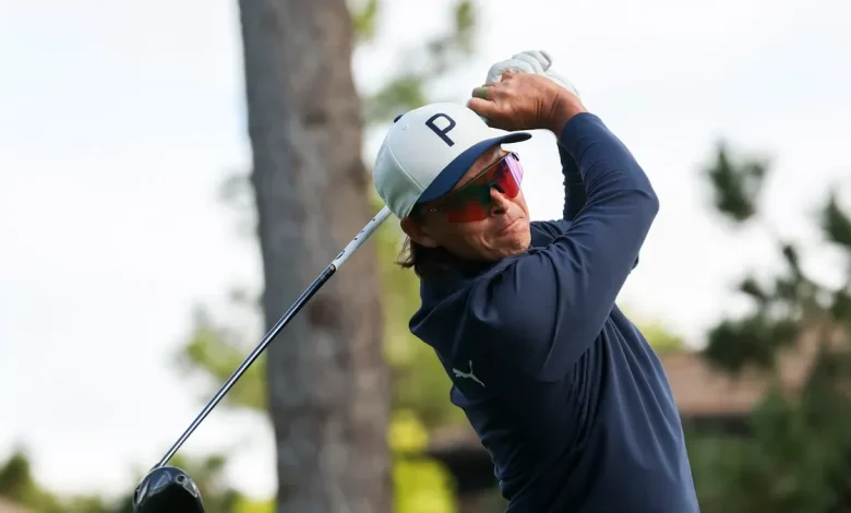 Rickie Fowler's Pebble Beach hopes sink after back-to-back shots in penalty