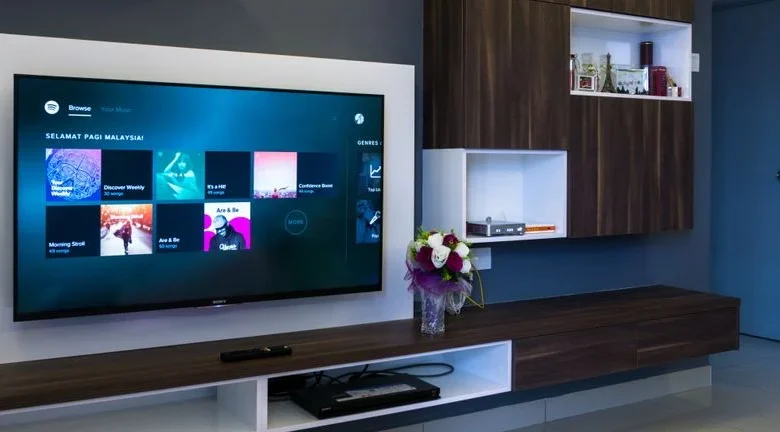 Roblox Corporation (NYSE:RBLX) Stocks Pounded By 28% But Not Lagging Industry On Growth Or Pricing