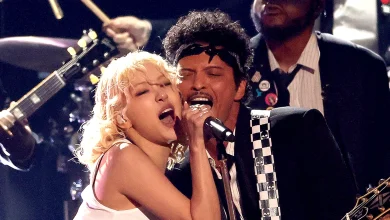 Rosé, Bruno Mars Open Grammys With Energetic 'APT.' Performance