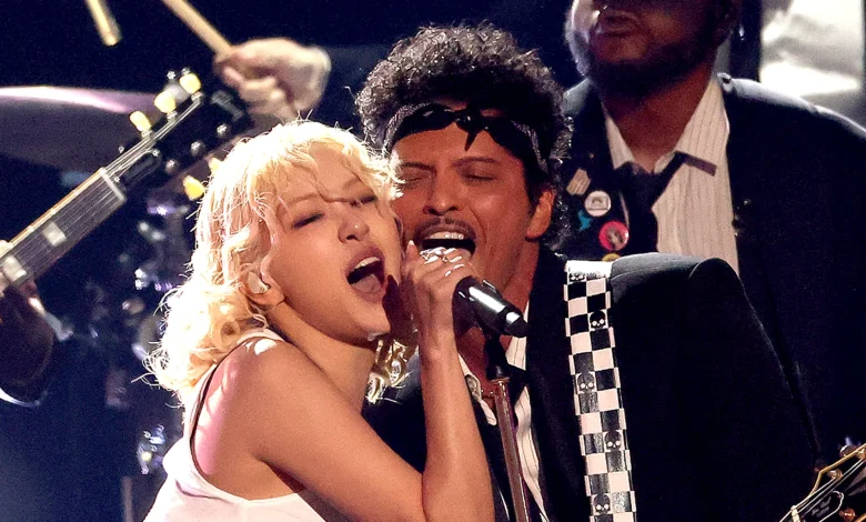 Rosé, Bruno Mars Open Grammys With Energetic 'APT.' Performance