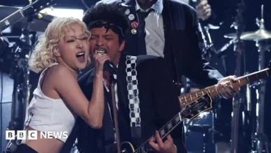 Rosé and Bruno Mars kick off Grammy Awards