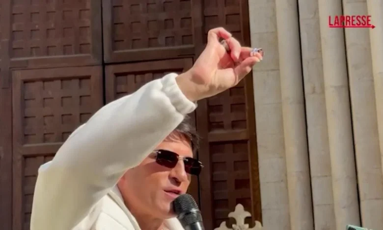Sanremo, flash mob di Sal Da Vinci: improvvisa un matrimonio e canta "Per sempre sì" in piazza