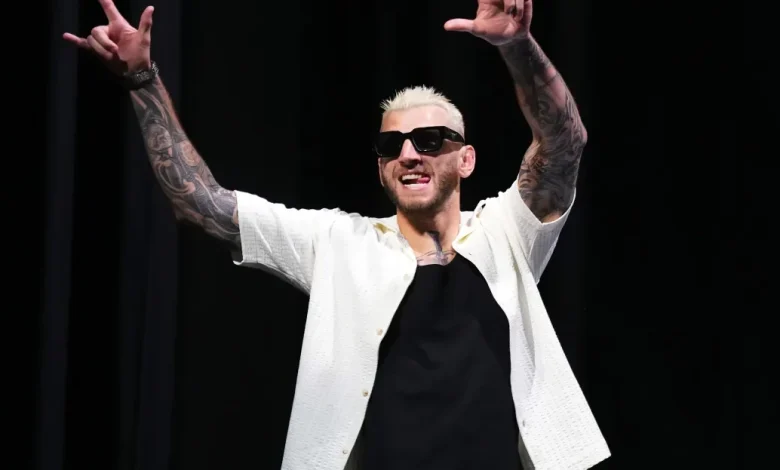 Should UFC have foot the bill? Dan Hooker takes crappy coach flight just so family can travel to UFC 325