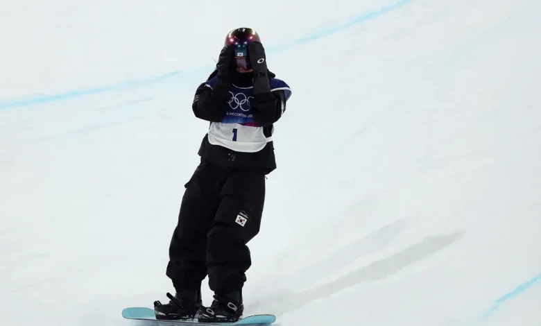 Snowboarder Gaon Choi crashes twice but then wins women's halfpipe