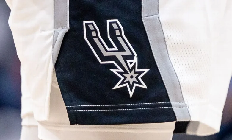 Snowstorm grounds Spurs; game vs. Magic on Sunday delayed