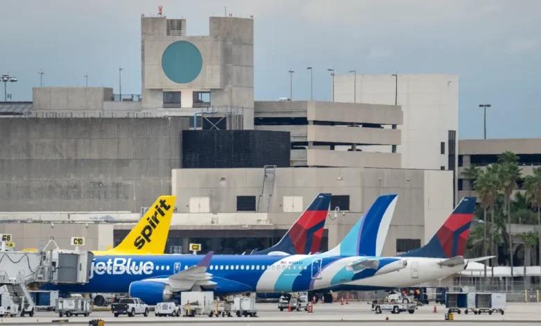 Spirit Airlines cancels hundreds of flights, leaving travelers stranded