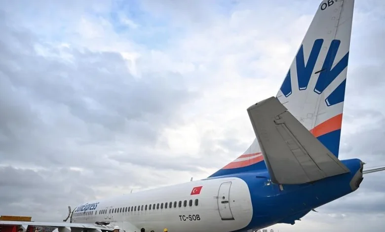 SunExpress 737-800 suffers main-gear collapse while taxiing for departure