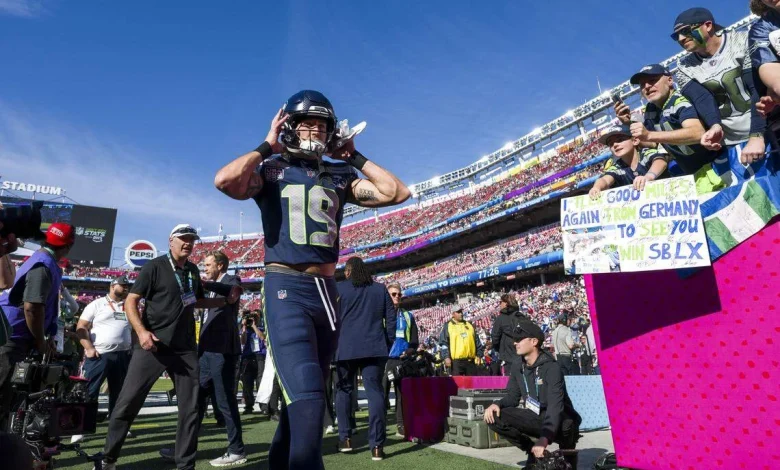 Super Bowl Live Updates: Seahawks Darnold, Emmanwori look ready to go