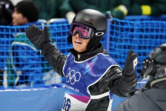 Teen snowboarder Lee Chae-un goes full-throttle on halfpipe at Olympics