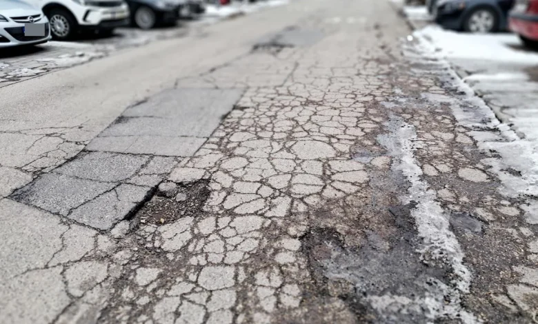 Tychy: Dziurawa jezdnia pełna łat. Czytelnicy informują, my publikujemy