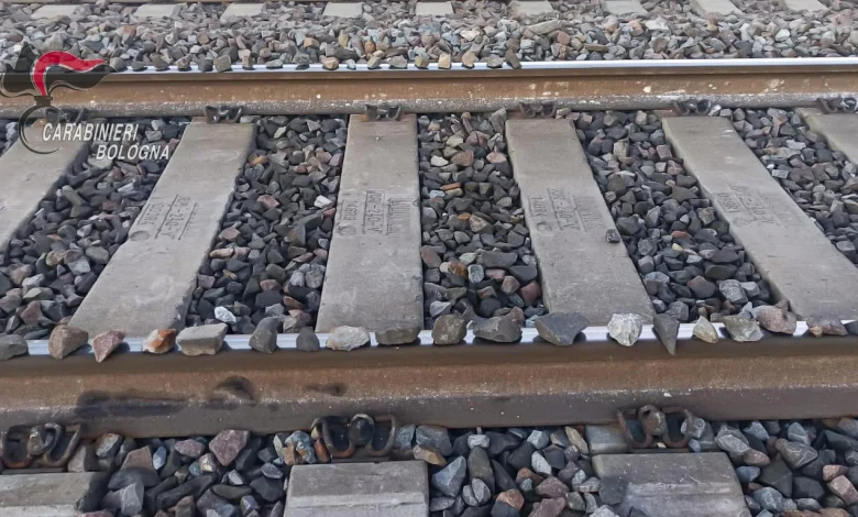 Un uomo è stato arrestato per aver bloccato il transito di un treno regionale vicino a Bologna, posizionando delle pietre sui binari