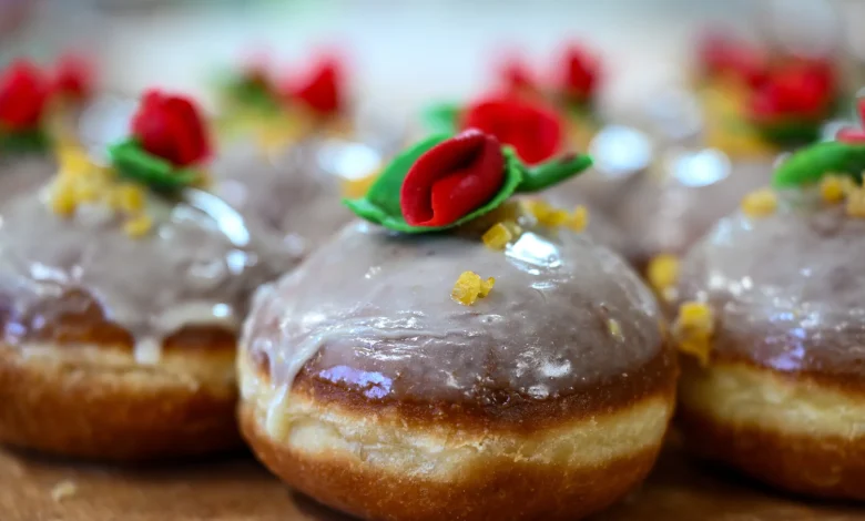 Uważaj co jesz. Cukiernik zdradza, co jest w tanich pączkach