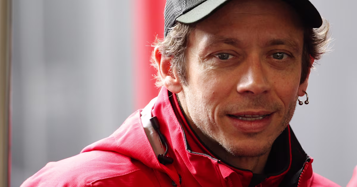 Valentino Rossi pilota... del tram di Sergio Mattarella: la leggenda della MotoGp porta il Presidente della Repubblica alla Cerimonia di Apertura delle Olimpiadi di