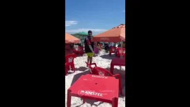 Vestidos com camisas do Vasco, policiais prendem criminoso em praia e vídeo viraliza; assista