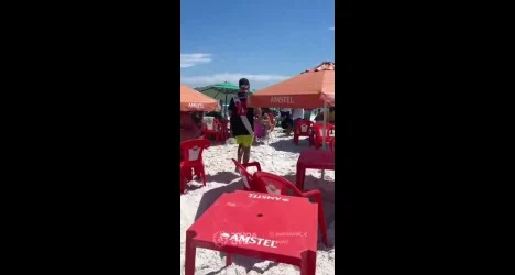 Vestidos com camisas do Vasco, policiais prendem criminoso em praia e vídeo viraliza; assista