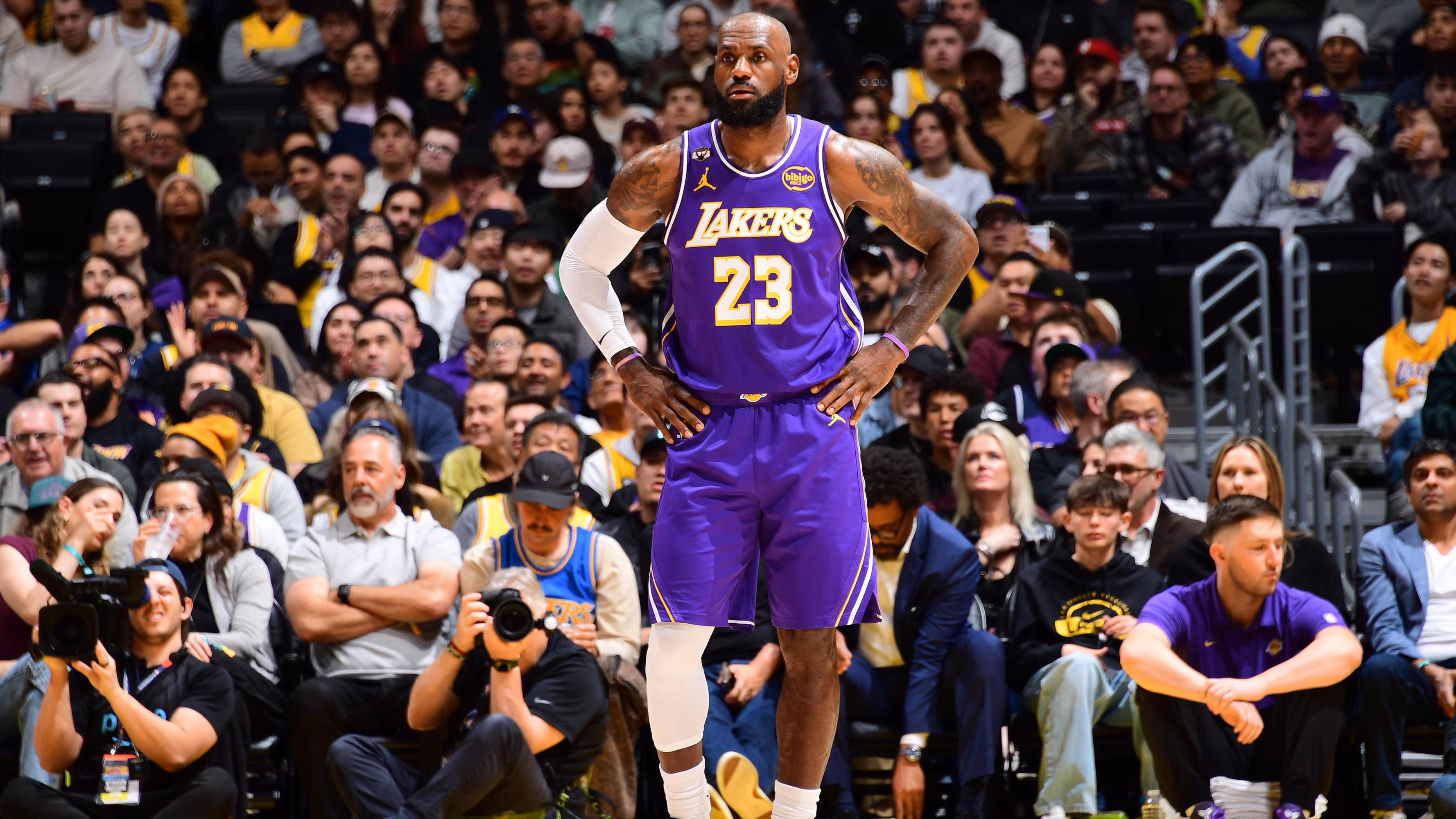 'Vintage' LeBron James Hyped by Fans amid Incredible Start for Lakers vs. Mavs with Luka, Flagg Out