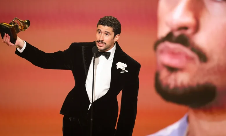 ¿Llevaba Bad Bunny un chaleco antibalas debajo del esmoquin de Schiaparelli?