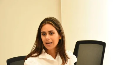 ‘No son delincuentes, están a la deriva de un vuelo’: congresista Angela Vergara denuncia retención de su hijo y varios colombianos a manos de EE. UU.