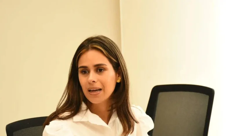 ‘No son delincuentes, están a la deriva de un vuelo’: congresista Angela Vergara denuncia retención de su hijo y varios colombianos a manos de EE. UU.