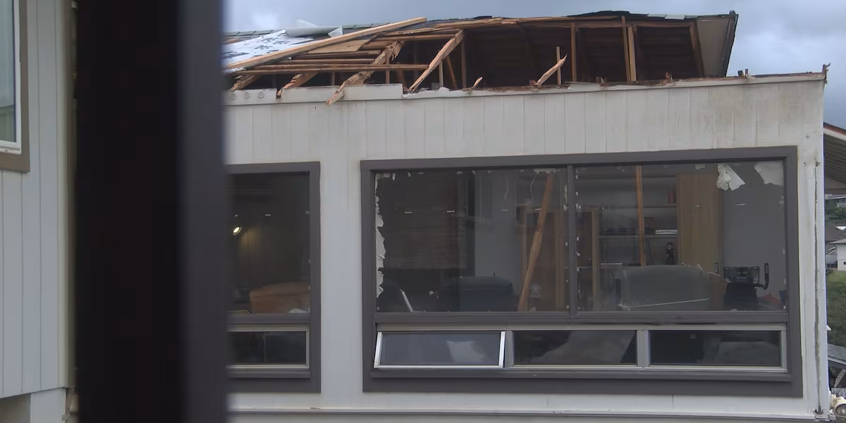 ‘Unreal’: Storm gusts rip roofs off Oahu homes, 12 displaced